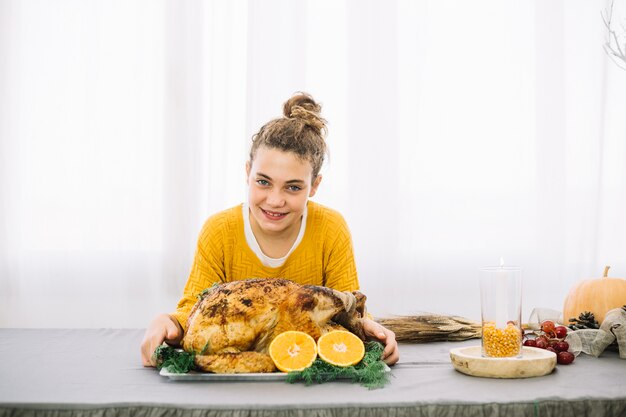 Platos de thanksgiving con mujer