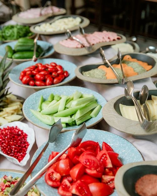 Platos de tomates, pepinos y tomates cherry