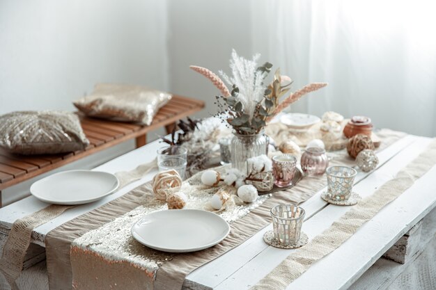 Platos y vasos vacíos en una mesa de comedor decorada para las vacaciones de Pascua.