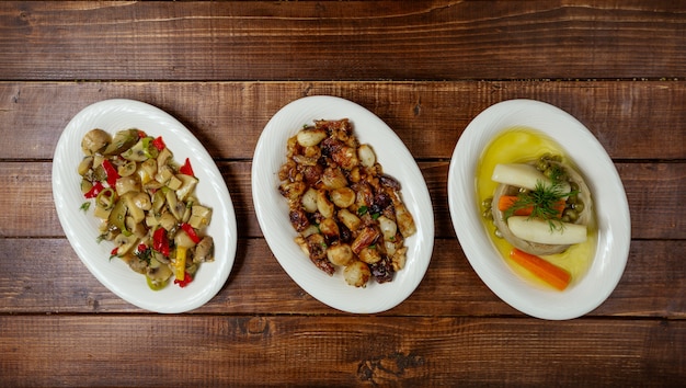 Foto gratuita platos de verduras sobre la mesa