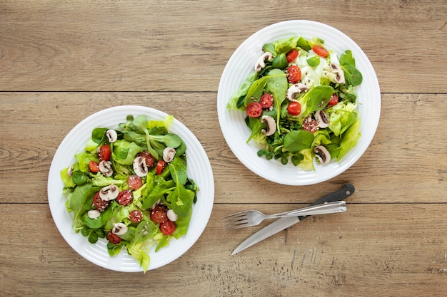 Foto gratuita platos de vista superior con ensalada