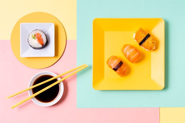 Foto gratuita platos de vista superior con sushi