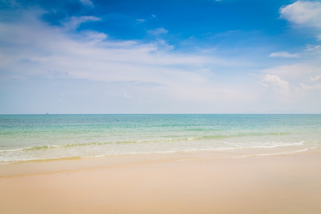 Playa con agua sin olas