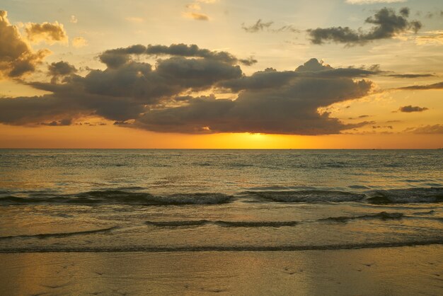 Playa al atardecer con nubes