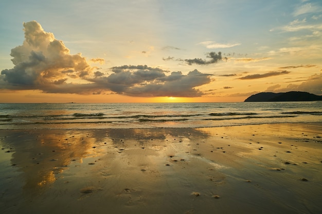 Playa al atardecer con nubes