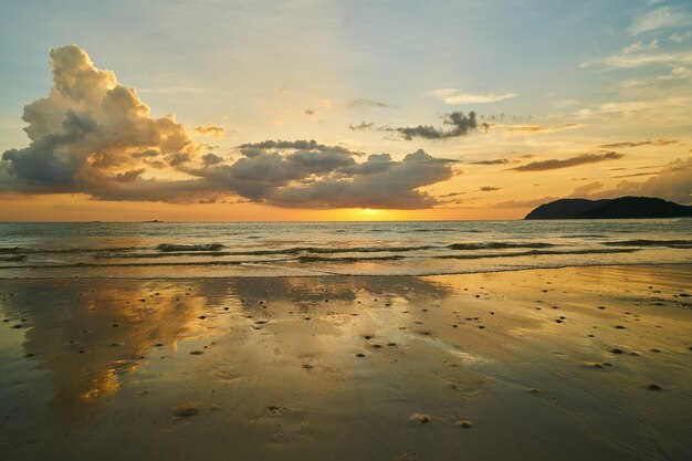 Playa al atardecer con nubes