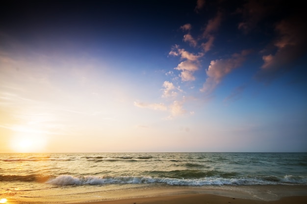 Foto gratuita playa al atardecer