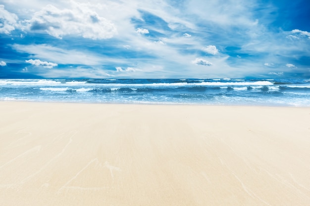 Foto gratuita playa con arena sin huellas