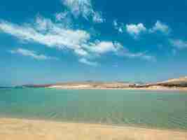 Foto gratuita playa de arena y mar en calma