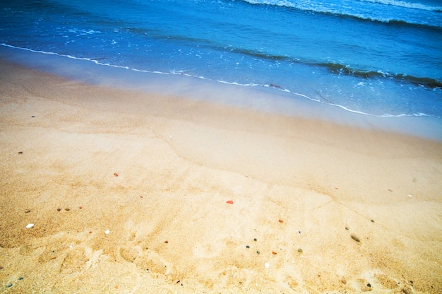 Foto gratuita playa de arena con el mar de fondo