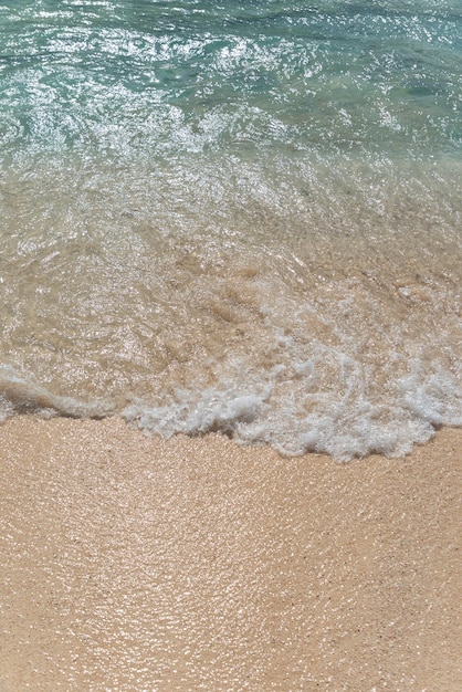 Foto gratuita playa de arena y olas del mar.