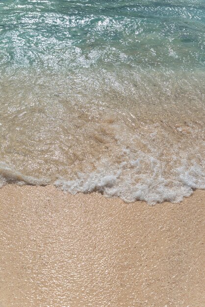 Playa de arena y olas del mar.