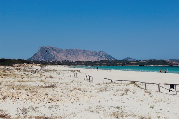 Playa de arena en San Teodoro, Cerdeña y las montañas