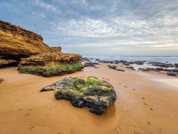 Foto gratuita playa de carcavelos con formaciones rocosas