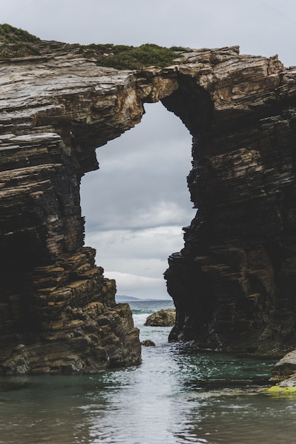 Foto gratuita playa de las catedrales bajo un cielo nublado durante el día en españa