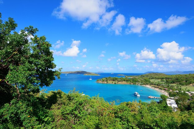 Playa colorida en St John, Virgin Island.