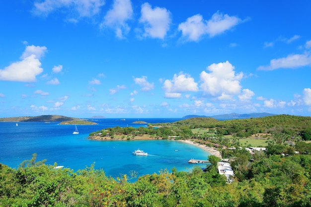 Playa colorida en St John, Virgin Island.