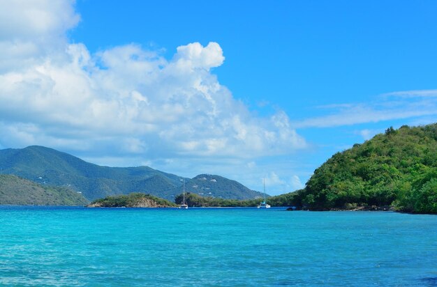 Playa colorida en St John, Virgin Island.