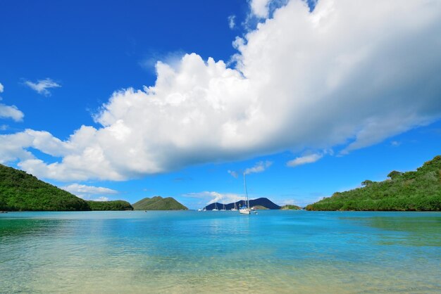 Playa colorida en St John, Virgin Island.