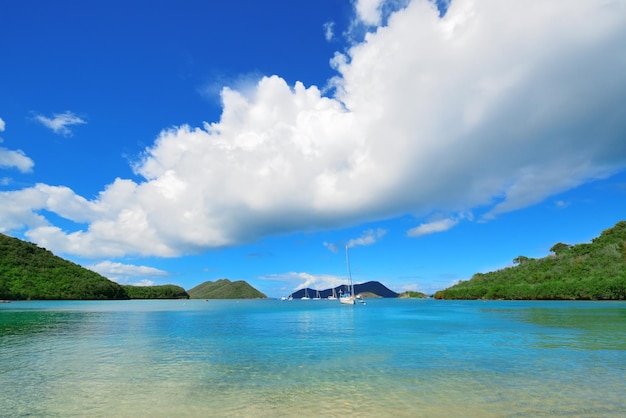 Playa colorida en St John, Virgin Island.