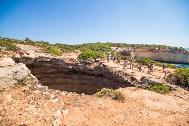 Playa cueva de Benagil en Carvoeiro, una popular atracción turística considerada una de las playas más hermosas del mundo. Destinos de viaje y vacaciones