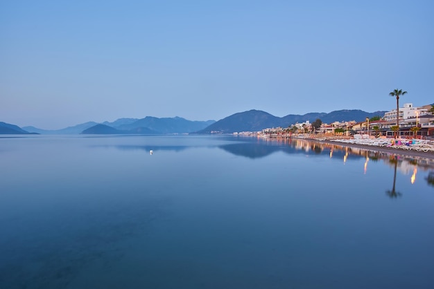 Playa desierta al sol de la mañana La playa al amanecer Hamacas vacías Playa sin gente Marmaris