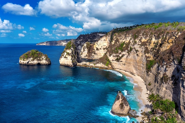 Playa de diamantes en la isla de Nusa Penida, Bali en Indonesia