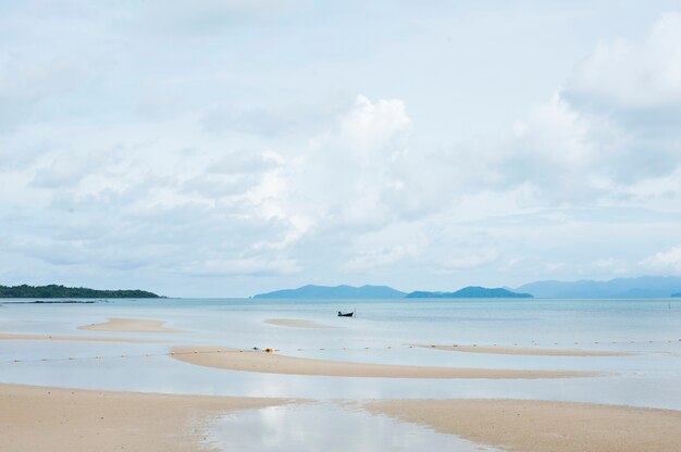 Playa escénica y vista a la montaña