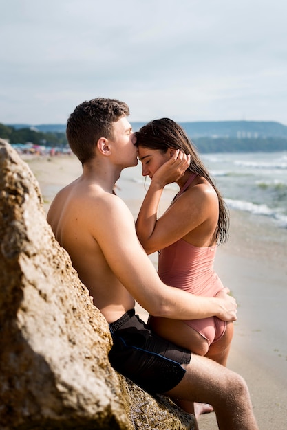 Foto gratuita playa de estilo de vida con linda pareja