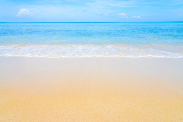 Playa fantástica con mar azul