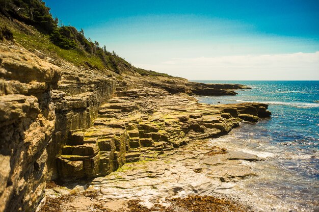 Playa frente a los grandes acantilados y rocas.