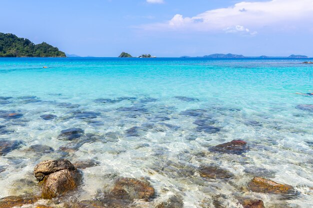 Playa hermosa vista marino de la isla de Koh Chang en la provincia Trad del este de Tailandia sobre fondo de cielo azul