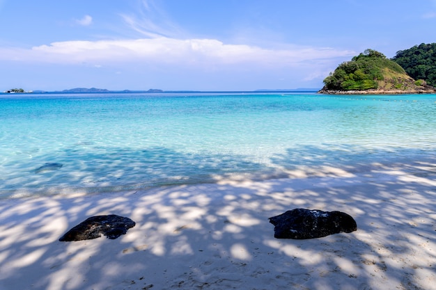 Foto gratuita playa hermosa vista marino de la isla de koh chang en la provincia trad del este de tailandia