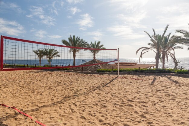 La playa en el hotel de lujo, Sharm el Sheikh, Egipto. vista desde la cancha de voleibol