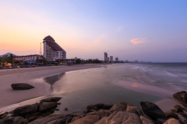 Playa de Hua Hin cerca de la montaña Takiab en el crepúsculo