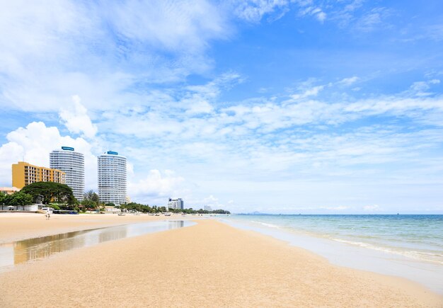 Playa de Hua Hin en un día soleado