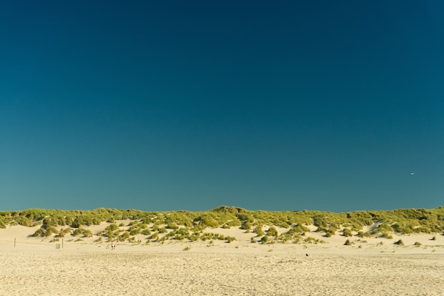 Playa en la isla de Terschelling en Holanda bajo el cielo