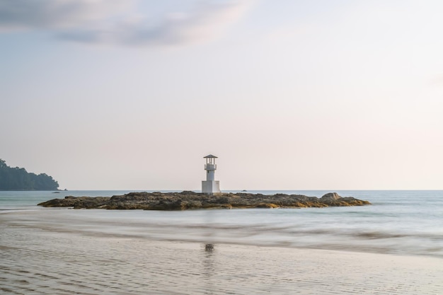 Playa de Khao Lak con faro de luz o faro para navegación, f