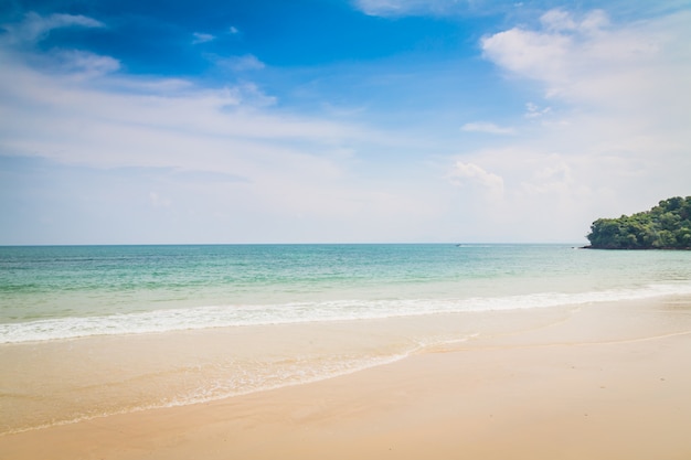 Playa con el mar sin olas