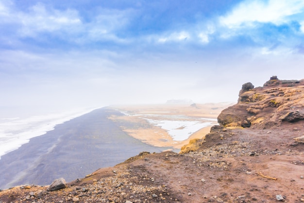 Playa negra en Islandia, temporada de invierno.