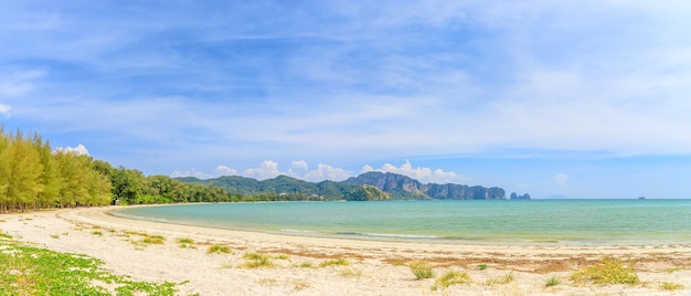 Foto gratuita la playa de noppharat thara, krabi, tailandia; panorama