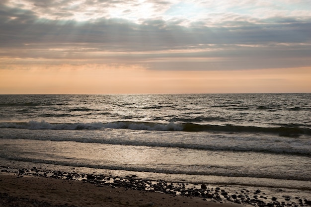 Foto gratuita playa con nubes