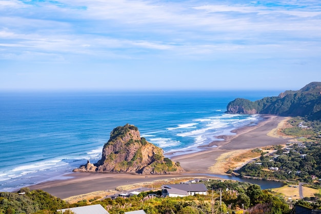 Playa Piha y Lion Rock