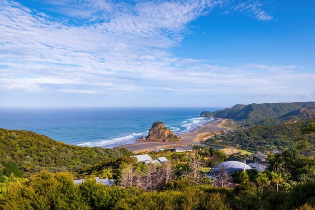 Playa Piha y Lion Rock