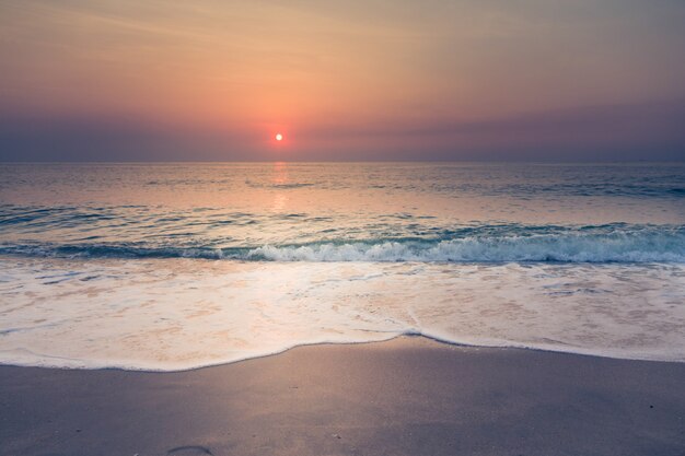 playa y puesta de sol tropical
