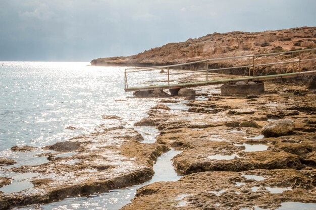 Playa rocosa durante el día.