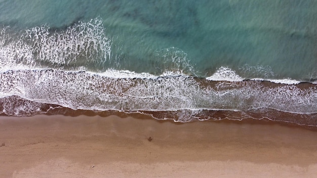 playa roja fotografiada por un dron