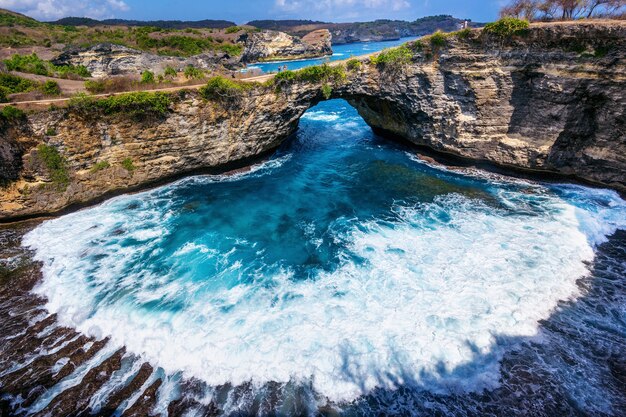 Playa rota en la isla de Nusa Penida, Bali en Indonesia