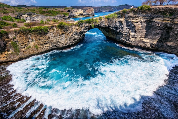 Playa rota en la isla de Nusa Penida, Bali en Indonesia