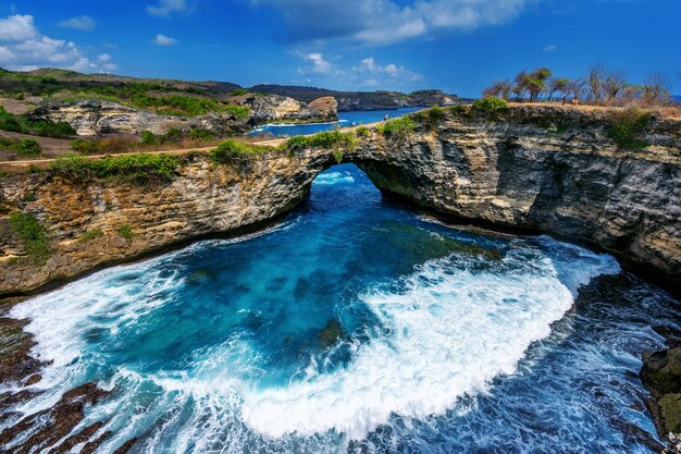 Playa rota en la isla de Nusa Penida, Bali en Indonesia